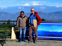 Nepal - Chandragiri Hill oberhalb Kathmandu im November Mahendra und Ottmar (© Reiseagentur Behrens & Holzmann)